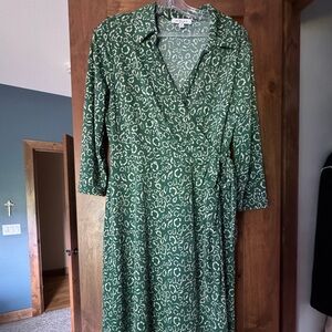 A really cute, comfortable and flattering tie dress for sale. Size LP. A-line.